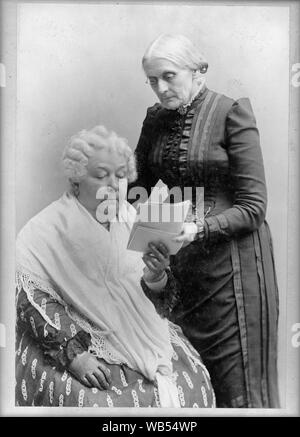 Elizabeth Cady Stanton, assis, et Susan B. Anthony, debout, de trois-quarts Résumé portrait/moyenne : 1 tirage photographique. Banque D'Images