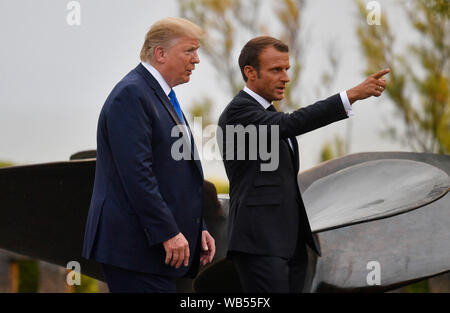 Le président français, Emmanuel Macron nous rencontre le Président Donald Trump (à gauche), à l'accueil officiel durant le sommet du G7 à Biarritz, France. Banque D'Images
