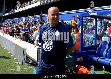 Londres, Royaume-Uni. Août 24, 2019. Paul Cook, le manager de Wigan Athletic ressemble au cours de l'EFL Skybet match de championnat, Queens Park Rangers v Wigan Athletic à la Fondation Prince Kiyan, stade Loftus Road à Londres le samedi 24 août 2019. Cette image ne peut être utilisé qu'à des fins rédactionnelles. Usage éditorial uniquement, licence requise pour un usage commercial. Aucune utilisation de pari, de jeux ou d'un seul club/ligue/dvd publications. Photos par Tom Smeeth/Andrew Orchard la photographie de sport/Alamy live news Crédit : Andrew Orchard la photographie de sport/Alamy Live News Banque D'Images