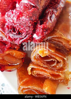 Pastille de fruits l'arrière-plan. Berry roll-ups fait de framboise, cassis, pommes, abricots, Close up Banque D'Images