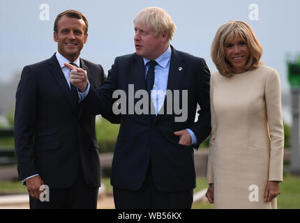 Le président français, Emmanuel Macron et sa femme Brigitte avec le premier ministre Boris Johnson (centre) à l'accueil officiel durant le sommet du G7 à Biarritz, France. Banque D'Images