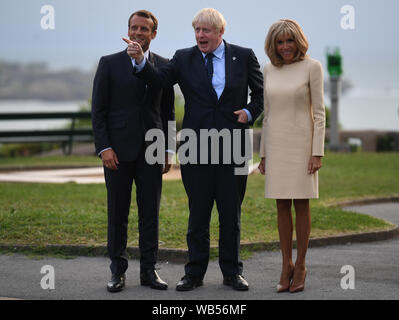 Le président français, Emmanuel Macron et sa femme Brigitte avec le premier ministre Boris Johnson (centre) à l'accueil officiel durant le sommet du G7 à Biarritz, France. Banque D'Images