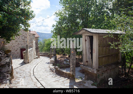 Le village rural de Trebilhadouro, situé à l'ouest de Serra da Freita, une montagne dans le district de Vale de Cambra, au nord du Portugal. Banque D'Images