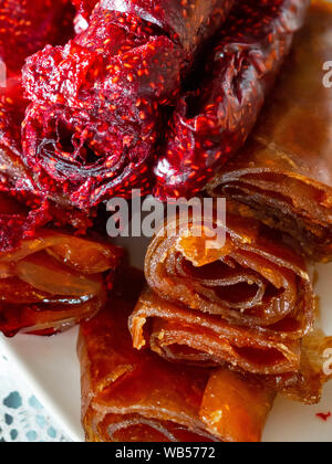 Pastille de fruits l'arrière-plan. Berry roll-ups fait de framboise, cassis, pommes, abricots, Close up Banque D'Images