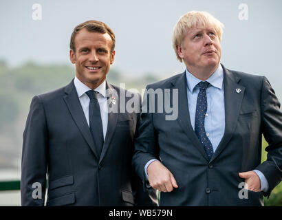 Biarritz, France. 24 août 2019. Emmanuel Macron (l), Président de la France, s'est félicité de Boris Johnson, premier ministre de Grande-Bretagne, avant le début du sommet. Le sommet du G7 aura lieu du 24 au 26 août à Biarritz. Dpa : Crédit photo alliance/Alamy Live News Banque D'Images