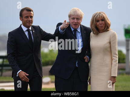 Le président français, Emmanuel Macron et sa femme Brigitte avec le premier ministre Boris Johnson (centre) à l'accueil officiel durant le sommet du G7 à Biarritz, France. Banque D'Images