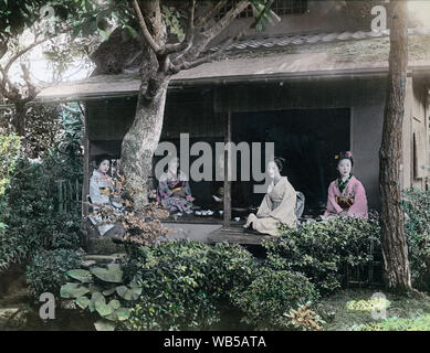 [ 1890 - Japon la femme japonaise en Kimono ] - Cinq femmes en kimono traditionnel et coiffures sont prenant le thé dans un cottage au toit de chaume et un jardin japonais. Deux sont assis sur le porche (engawa). 19e siècle vintage albumen photo. Banque D'Images