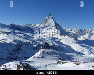 Le Cervin dans un paysage de montagnes couvertes de neige d'hiver des Alpes Suisses Banque D'Images