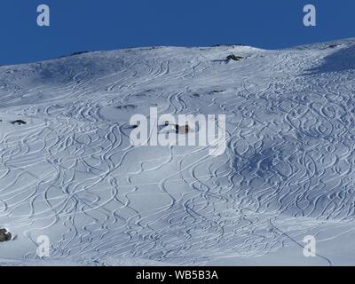 Les pistes de ski sur une montagne couverte de neige dans les alpes suisses près de Zermatt Banque D'Images