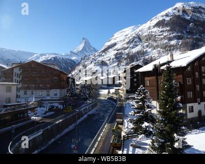 La rivière glaciale et la neige surmonté de Swiss chalets dans le centre de Zermatt, dans les Alpes Suisses Banque D'Images