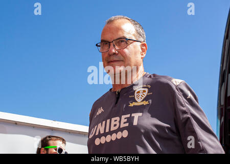 Stoke On Trent, Royaume-Uni. Août 24, 2019. Leeds United manager Marcelo Bielsa arrive sur le pari 365 Stadium. Match de championnat Skybet EFL, Stoke City v Leeds United au Bet365 Stadium à Stoke on Trent le samedi 24 août 2019. Cette image ne peut être utilisé qu'à des fins rédactionnelles. Usage éditorial uniquement, licence requise pour un usage commercial. Aucune utilisation de pari, de jeux ou d'un seul club/ligue/dvd publications. pic de Lewis Mitchell/Andrew Orchard la photographie de sport/Alamy live news Crédit : Andrew Orchard la photographie de sport/Alamy Live News Banque D'Images