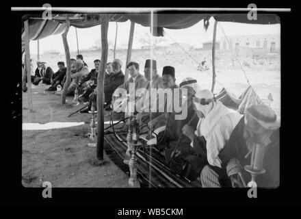 Fin d'une querelle à el Hamani Village près de Mejdal le 20 avril '43. Les juges de ligne montrant le comte dans le centre Abstract/medium : G. Eric et Edith Matson Photograph Collection Banque D'Images