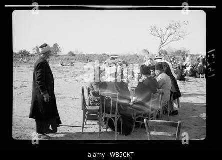 Fin d'une querelle à el Hamani Village près de Mejdal le 20 avril '43. Les invités étaient assis à table, tandis que les villageois regroupés autour de plateaux sur sol Abstract/medium : G. Eric et Edith Matson Photograph Collection Banque D'Images