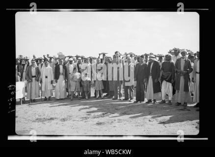 Fin d'une querelle à el Hamani Village près de Mejdal le 20 avril '43. Groupe avec le Comte & Aref Bey avec les transporteurs de viandes Abstract/medium : G. Eric et Edith Matson Photograph Collection Banque D'Images