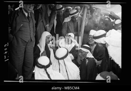 Fin d'une querelle à el Hamani Village près de Mejdal le 20 avril '43. Prisonnier assis avec sa tête couverte mais sans aqual Abstract/medium : G. Eric et Edith Matson Photograph Collection Banque D'Images