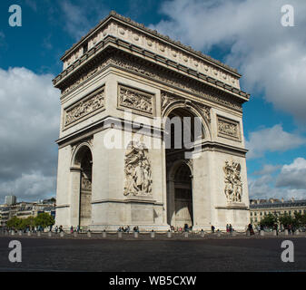 Paris / France - 10 septembre 2017 : de près de l'arc de triomphe avec un ciel nuageux ciel bleu et pas de voitures Banque D'Images