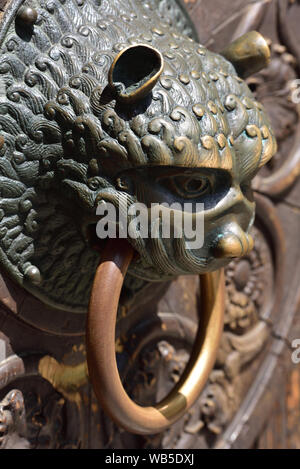 01 juillet 2019 Le soleil brille sur la tête de lion d'un heurtoir à la cathédrale d'Augsbourg / Allemagne Banque D'Images