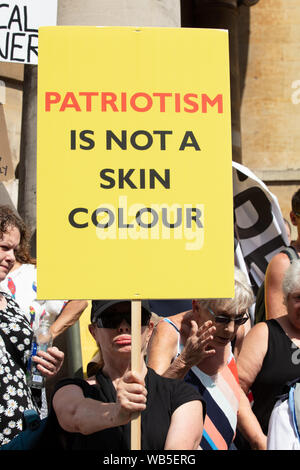 Londres, Royaume-Uni. 24 août 2019. Un participant de la libre Tommy Robinson protester sur les marches de l'Église toutes les âmes, le Langham Place. Crédit : Joe Keurig / Alamy News Banque D'Images