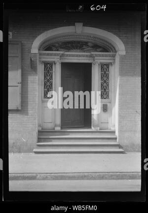 Entrée de l'Hermann-Grima House, 820, rue Saint-Louis, La Nouvelle-Orléans Abstract/medium : Genthe, Arnold, 1869-1942, photographe. Banque D'Images