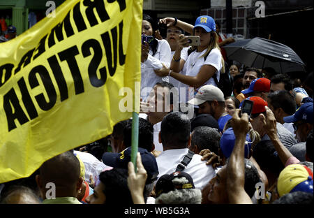 Valencia, Carabobo, Venezuela. Août 24, 2019. Le 24 août 2019. Juan Guaido intertine, président du Venezuela, fait le tour de la partie centrale de la ville de Valence en interaction avec la ville directement, puis a prononcé un discours lors d'un rassemblement public dans la municipalité de San Diego, l'État de Carabobo. Photo : Juan Carlos Hernandez Crédit : Juan Carlos Hernandez/ZUMA/Alamy Fil Live News Banque D'Images