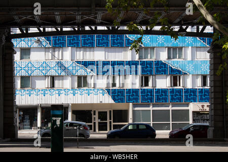 L'art de rue sur les bâtiments le long du Boulevard Vincent Auriol, Paris, France Banque D'Images