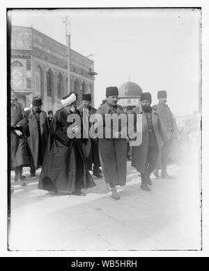 Enver Pacha visiter le dôme du Rocher accompagné par Jamal (Cemal) Pasha, Jérusalem Abstract/medium : G. Eric et Edith Matson Photograph Collection Banque D'Images