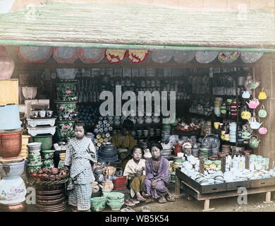 [ 1890 - Japon ] Boutique céramique japonaise - un magasin qui vend des céramiques et poteries. Albumen photographie sourcé par Kozaburo Tamamura (1856-1923 ?), années 1890, pour "Le Japon, décrit et illustré par les Japonais", selon l'édition de Shogun par le capitaine F Brinkley. Publié en 1897 par J B Millet Company, Boston, Massachusetts, USA. 19e siècle vintage albumen photo. Banque D'Images