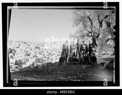 Eric Matson avec appareil photo (debout à droite) avec les adultes et arabes ? Les enfants, sur une colline donnant sur Hébron Abstract/medium : G. Eric et Edith Matson Photograph Collection Banque D'Images