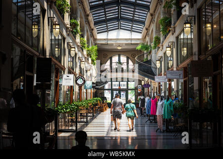 ASHEVILLE, NC, USA-10 Juin 2018 : un couloir à l'intérieur du Grove Arcade, doté d''une variété de petites boutiques. Banque D'Images