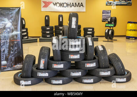 HICKORY, NC, USA-25 Juin 2018 : une exposition très intéressante de pneus auto, principalement de la marque Hankook, sur le sol d'un atelier de réparation automobile et des pneus. Banque D'Images