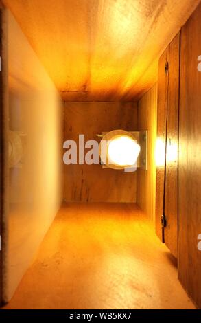 Plan vertical d'une lampe allumée dans une boîte en bois Banque D'Images