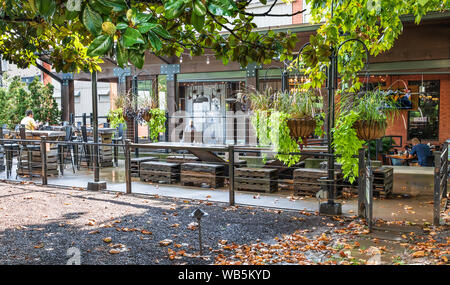 ASHEVILLE, NC, USA-21 Août 2019 : le coin arrière en plein air sur le patio de Pack's Tavern, à côté de Pack Square dans le centre-ville. Banque D'Images