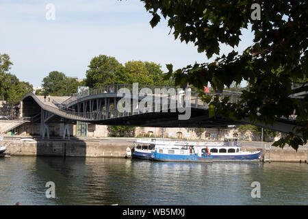 La passerelle Simone-de-Beauvoir pont sur la Seine à Paris, France Banque D'Images