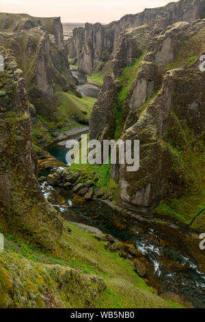 Fjadrargljufur Islande canyon avec des falaises moussues et limpides rivières dans le sud de l'Islande Banque D'Images