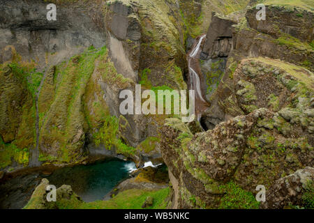 Fjadrargljufur Islande canyon avec des falaises moussues et limpides rivières dans le sud de l'Islande Banque D'Images