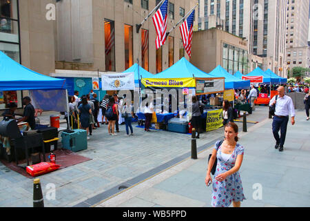 Marché nocturne de Queens Outpost est un pop-up d'été des vendeurs d'aliments sélectionnés du Rockefeller Center's south plaza, qui est ouvert jusqu'à Lundi au Jeudi Banque D'Images