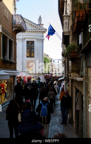 Les rues de Venise pendant le carnaval. Banque D'Images