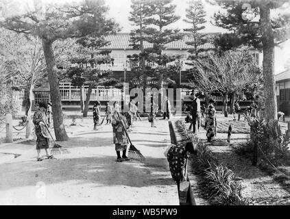 [ 1930 - Japon ] Les élèves de l'école élémentaire Japonais Japonais - les enfants de l'école élémentaire nettoyer l'école. c1920s ou 1930. 20e siècle Tirage argentique d'époque. Banque D'Images