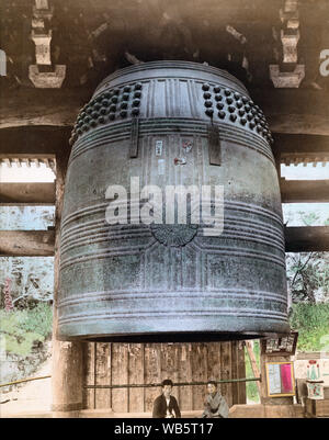 [ 1890 Japon - Bell au temple bouddhiste à Kyoto ] - Grande cloche au temple de Chion-in, Kyoto. Texte original : 'Grande Cloche au Temple de Chion-in, Kyoto. Ce Bell est le plus important au Japon ; il a été coulé en 1633 et pèse 74 tonnes, c'est 11 pieds de haut, 8 pieds de diamètre, et près d'un pied d'épaisseur. La profonde richesse de ton de cette cloche est très musical et impressionnante' 19e siècle vintage albumen photo. Banque D'Images