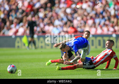 24 août 2019 , Bramall Lane, Sheffield, Angleterre, Premier League, Sheffield United vs Leicester City ; James Maddison (10) de Leicester City est accroché à l'entrée de la surface par Oliver Norwood (16) de Sheffield United Credit : Craig Milner/News Images images Ligue de football anglais sont soumis à licence DataCo Banque D'Images