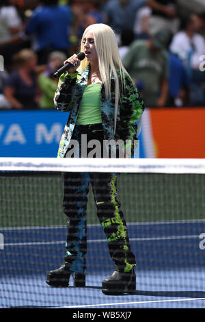 Flushing NY, USA. Août 24, 2019. Ava Max effectue au cours d'Arthur Ashe Kids Day à l'USTA Billie Jean King National Tennis Center le 24 août 2019 à Flushing Queens. Credit : Mpi04/media/Alamy Punch Live News Banque D'Images