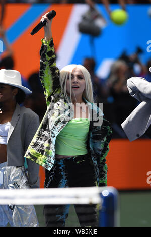 Flushing NY, USA. Août 24, 2019. Ava Max effectue au cours d'Arthur Ashe Kids Day à l'USTA Billie Jean King National Tennis Center le 24 août 2019 à Flushing Queens. Credit : Mpi04/media/Alamy Punch Live News Banque D'Images