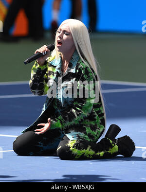 Flushing NY, USA. Août 24, 2019. Ava Max effectue au cours d'Arthur Ashe Kids Day à l'USTA Billie Jean King National Tennis Center le 24 août 2019 à Flushing Queens. Credit : Mpi04/media/Alamy Punch Live News Banque D'Images