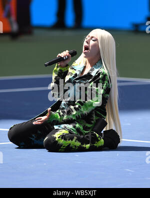 Flushing NY, USA. Août 24, 2019. Ava Max effectue au cours d'Arthur Ashe Kids Day à l'USTA Billie Jean King National Tennis Center le 24 août 2019 à Flushing Queens. Credit : Mpi04/media/Alamy Punch Live News Banque D'Images