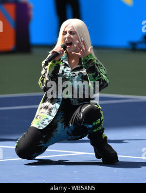 Flushing NY, USA. Août 24, 2019. Ava Max effectue au cours d'Arthur Ashe Kids Day à l'USTA Billie Jean King National Tennis Center le 24 août 2019 à Flushing Queens. Credit : Mpi04/media/Alamy Punch Live News Banque D'Images