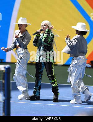 Flushing NY, USA. Août 24, 2019. Ava Max effectue au cours d'Arthur Ashe Kids Day à l'USTA Billie Jean King National Tennis Center le 24 août 2019 à Flushing Queens. Credit : Mpi04/media/Alamy Punch Live News Banque D'Images