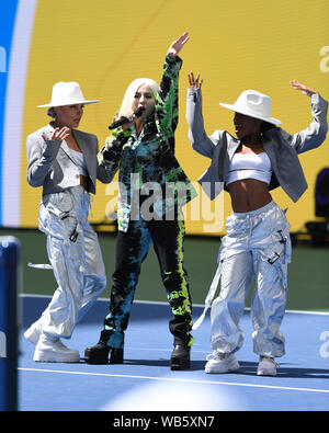Flushing NY, USA. Août 24, 2019. Ava Max effectue au cours d'Arthur Ashe Kids Day à l'USTA Billie Jean King National Tennis Center le 24 août 2019 à Flushing Queens. Credit : Mpi04/media/Alamy Punch Live News Banque D'Images