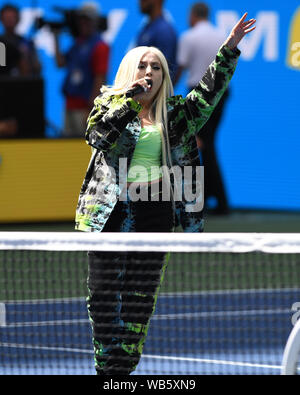 Flushing NY, USA. Août 24, 2019. Ava Max effectue au cours d'Arthur Ashe Kids Day à l'USTA Billie Jean King National Tennis Center le 24 août 2019 à Flushing Queens. Credit : Mpi04/media/Alamy Punch Live News Banque D'Images