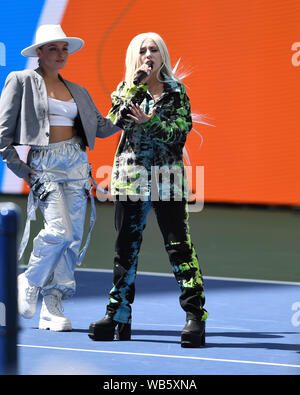 Flushing NY, USA. Août 24, 2019. Ava Max effectue au cours d'Arthur Ashe Kids Day à l'USTA Billie Jean King National Tennis Center le 24 août 2019 à Flushing Queens. Credit : Mpi04/media/Alamy Punch Live News Banque D'Images