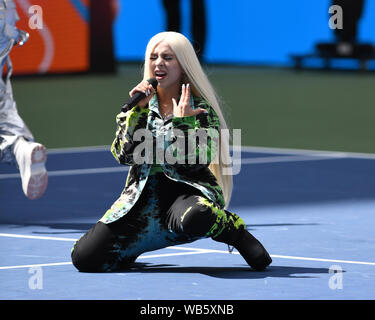 Flushing NY, USA. Août 24, 2019. Ava Max effectue au cours d'Arthur Ashe Kids Day à l'USTA Billie Jean King National Tennis Center le 24 août 2019 à Flushing Queens. Credit : Mpi04/media/Alamy Punch Live News Banque D'Images